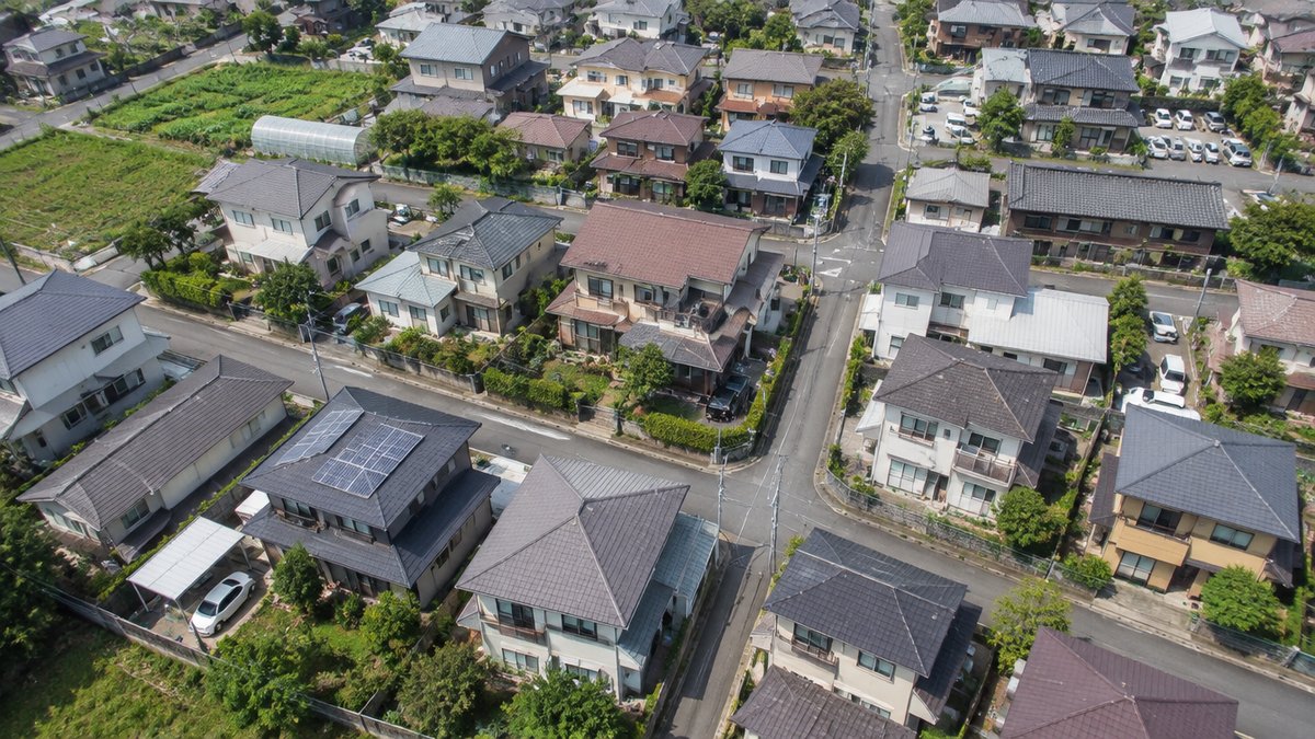 住宅が並ぶ日本の住宅地を上空から見た様子