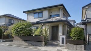 外壁塗装の業者選び：住宅街に建つ二階建て住宅の外観
